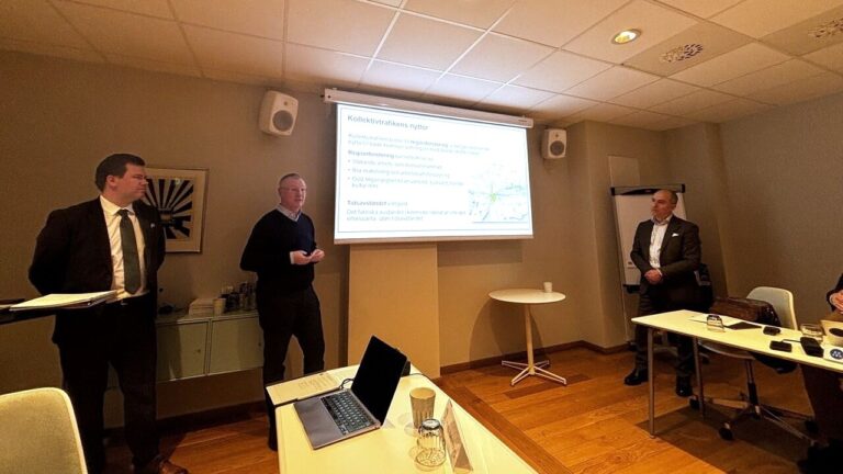 Johan Hjelm, Johan Wadman och Pierre Sandberg talar på SKR.